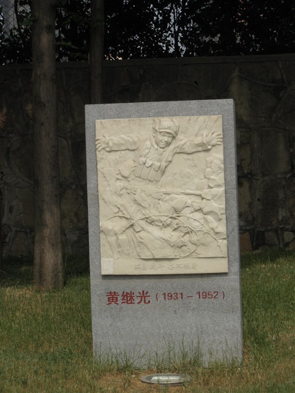中國(guó)人民解放軍炮兵學(xué)院人物雕塑
