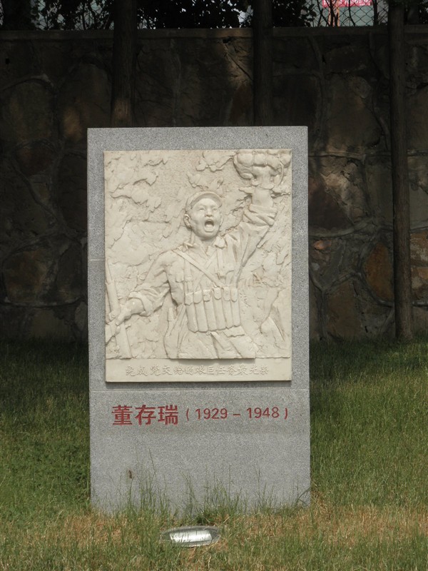 中國(guó)人民解放軍炮兵學(xué)院人物雕塑