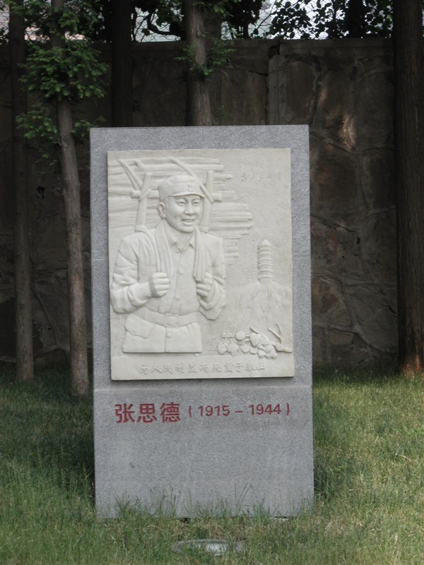 中國(guó)人民解放軍炮兵學(xué)院人物雕塑